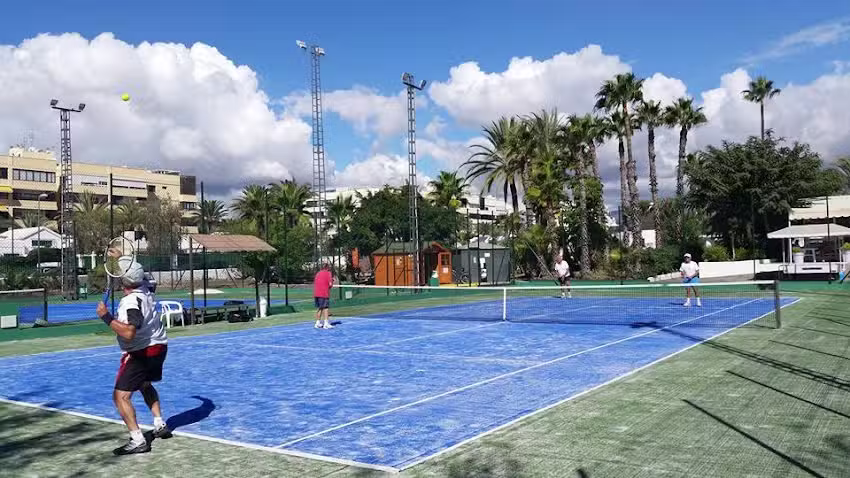 Club de Tenis y Padel Holycan
