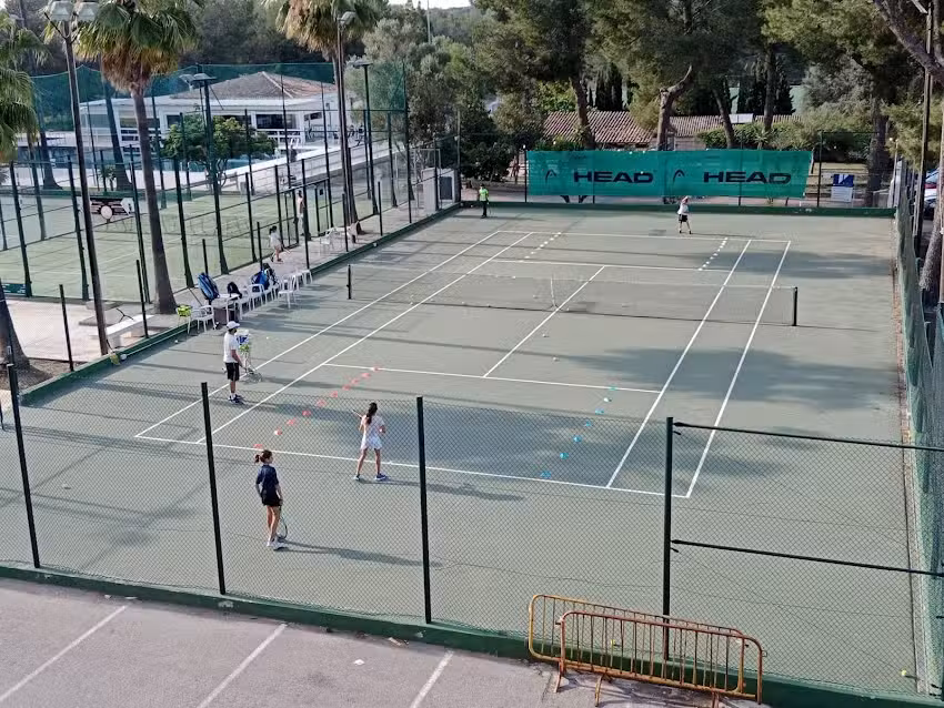 ESCOLA DE TENNIS I P&Agrave;DEL by GART