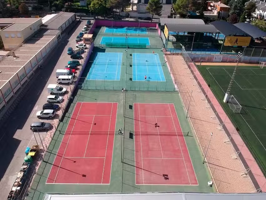 Escuela de Tenis y P&aacute;del JMO