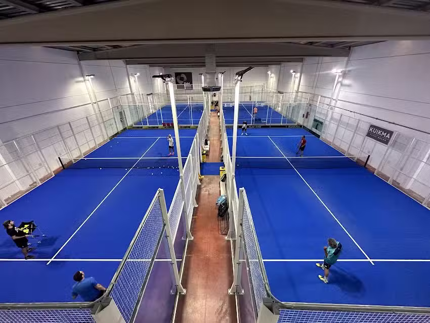 P&agrave;del Indoor Les Cabanyes