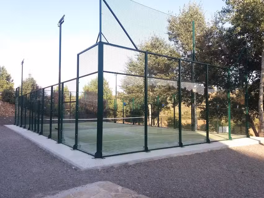 Pista de P&agrave;del de La Puebla de Valverde.