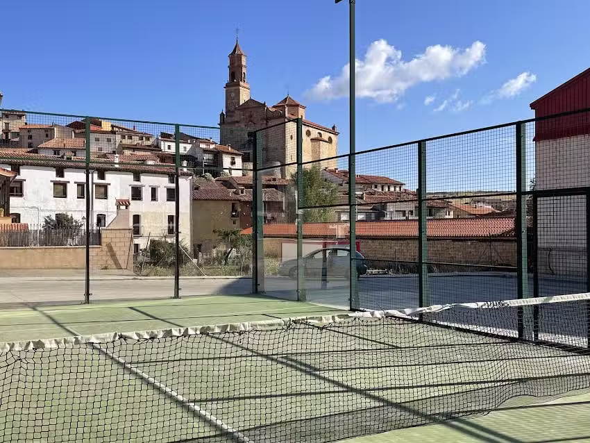 Pista de P&aacute;del Municipal de Orihuela del Tremedal.