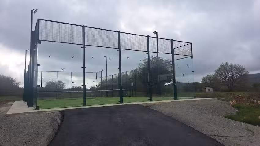 Pista de padel y baloncesto
