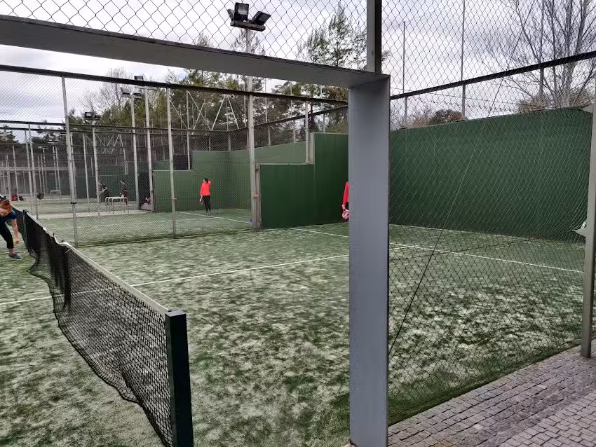 Pistas de p&aacute;del Marqu&eacute;s de Monistrol &ndash; R&iacute;o San Pol