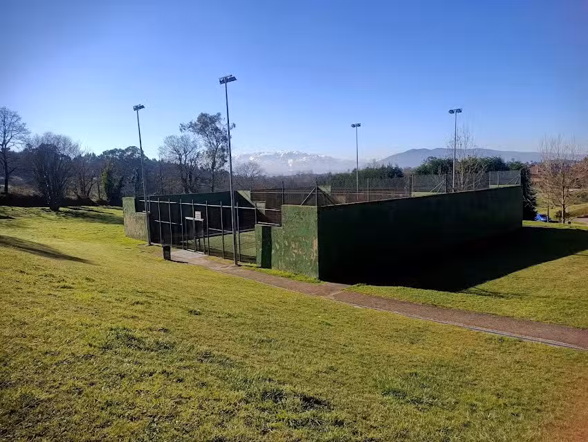 Pistas de P&aacute;del &ndash; Urbanizaci&oacute;n Soto de Llanera