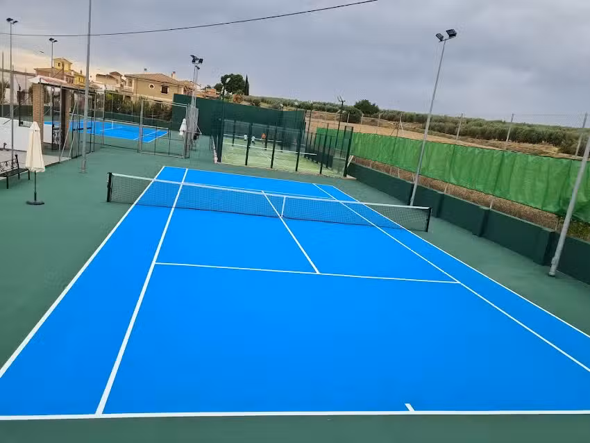 Pistas de tenis y p&aacute;del Hu&eacute;tor T&aacute;jar